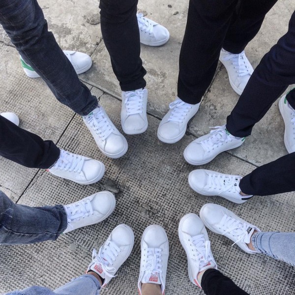 Trào lưu mới: Sau đồng phục lớp, đến lượt... dép lớp, giày lớp lên ngôi!